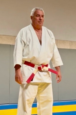 René BATT, professeur de Taijistu du club d'art martiaux d'Écully en kimono.
